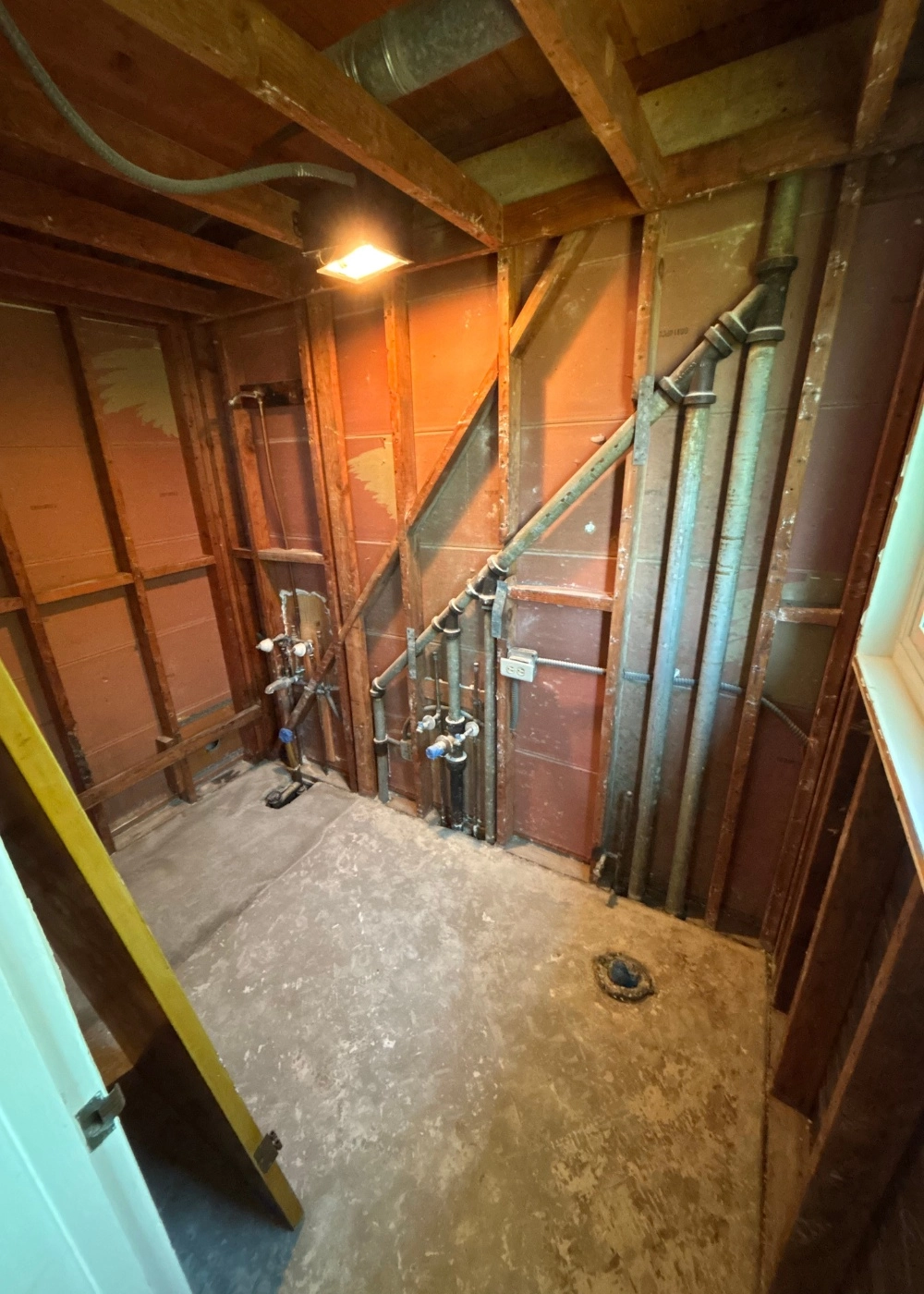 Cali Shine Expert Demolition in Los Angeles. A powerful shot of heavy machinery safely and efficiently carrying out a controlled structural or interior demolition project in a Southern California setting.