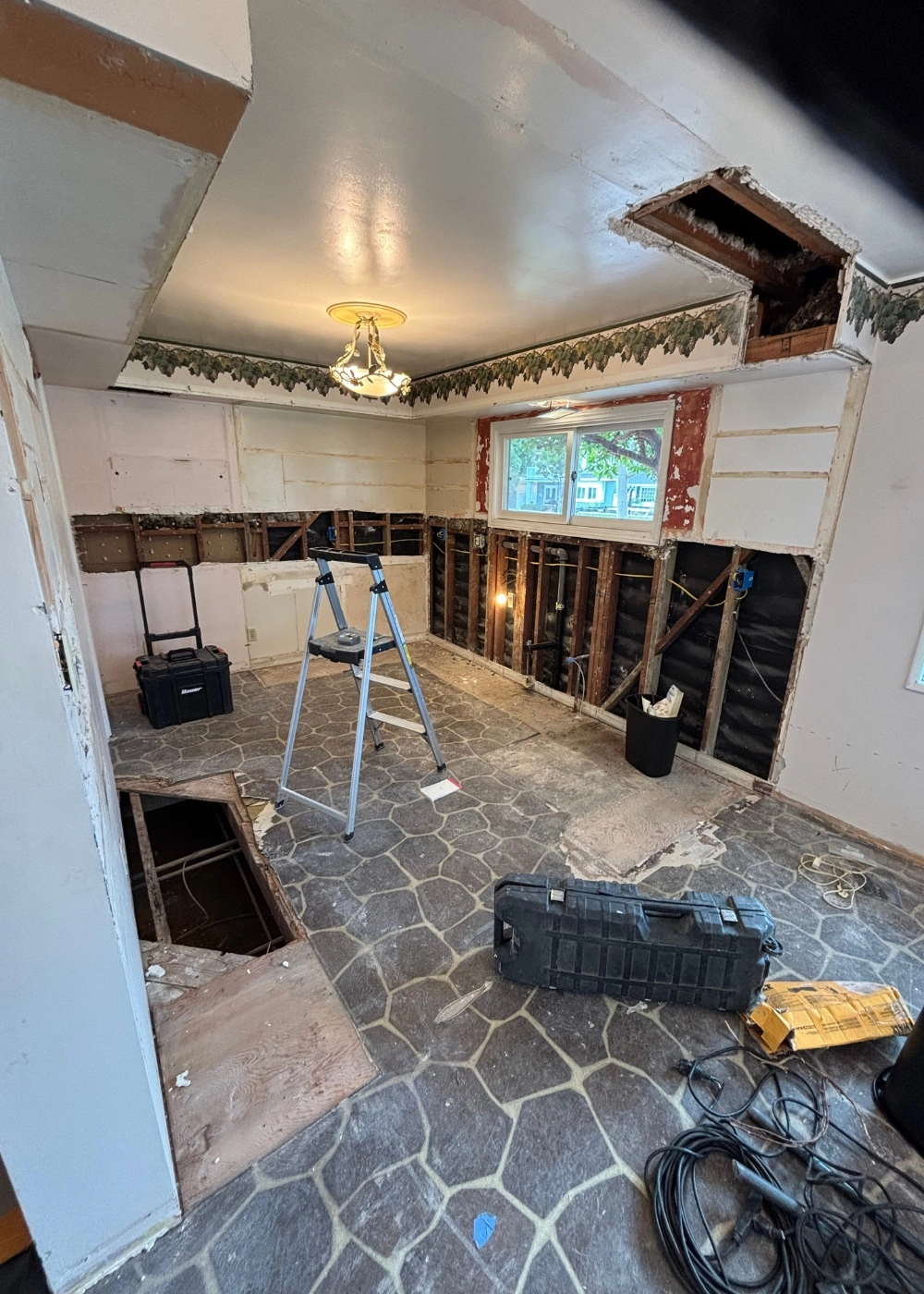 Cali Shine Expert Demolition in Los Angeles. A powerful shot of heavy machinery safely and efficiently carrying out a controlled structural or interior demolition project in a Southern California setting.