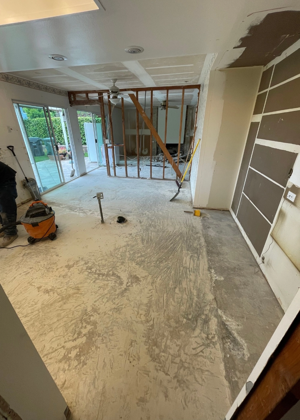 Cali Shine Expert Demolition in Los Angeles. A powerful shot of heavy machinery safely and efficiently carrying out a controlled structural or interior demolition project in a Southern California setting.