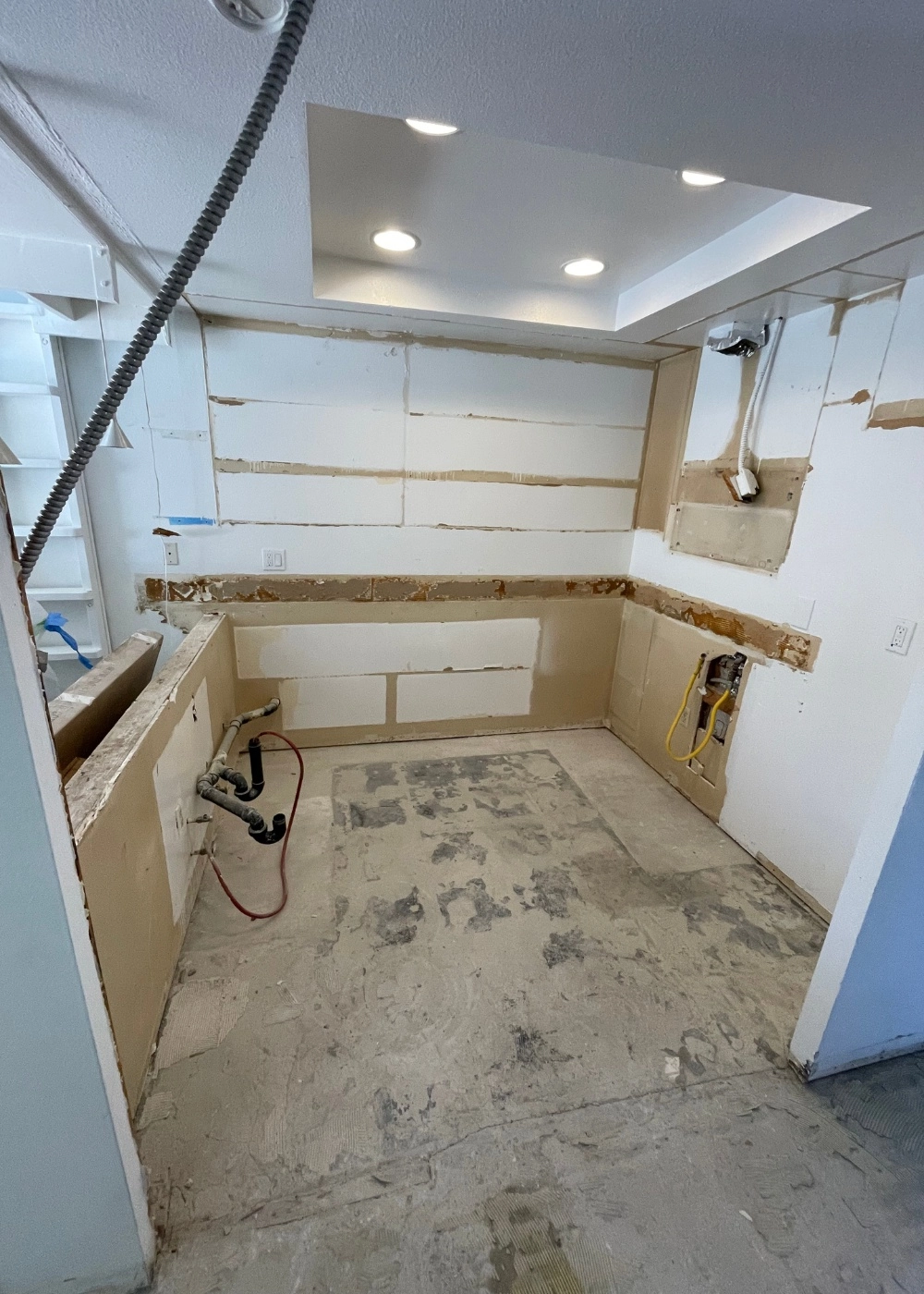 Cali Shine Expert Demolition in Los Angeles. A powerful shot of heavy machinery safely and efficiently carrying out a controlled structural or interior demolition project in a Southern California setting.