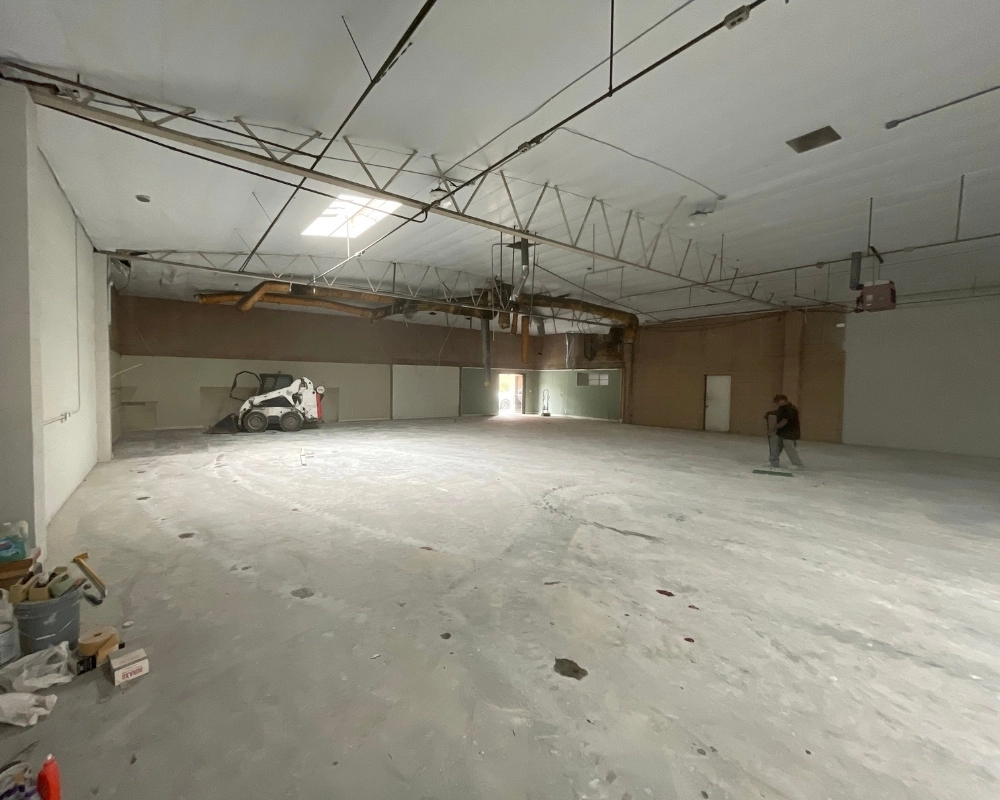 Cali Shine Expert Demolition in Los Angeles. A powerful shot of heavy machinery safely and efficiently carrying out a controlled structural or interior demolition project in a Southern California setting.